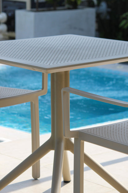 Vista de mesa de comedor LUNA, mesa cuadrada de resina con tubo central de aluminio
