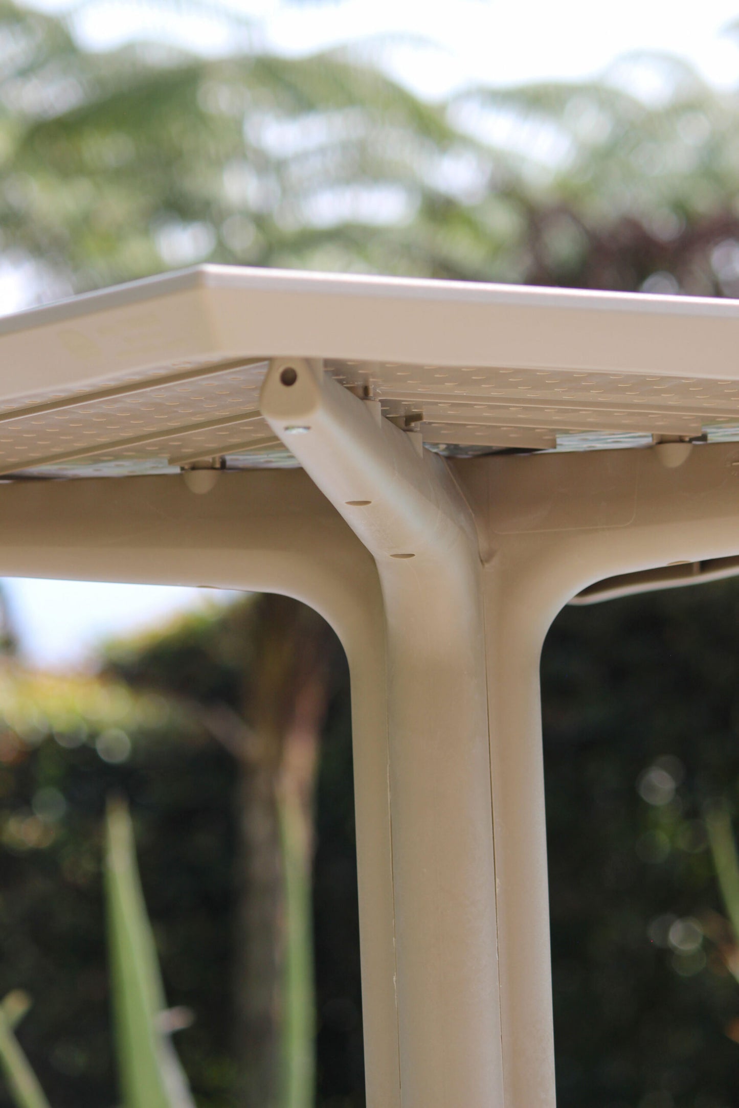 Vista de mesa de comedor LUNA, mesa cuadrada de resina 80 x 80 x 74cm para piscina
