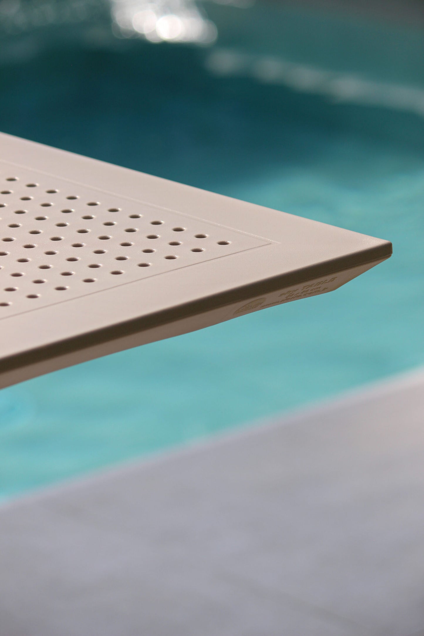 Detalle de mesa de comedor LUNA, mesa cuadrada de resina apta para intemperie
