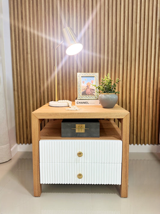 Mesa de noche en madera maciza flor morado con acabado poro abierto y pomos dorados, mobiliario para dormitorio