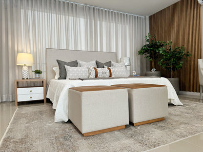 Nochero en madera maciza flor morado con acabado poro abierto y herrajes dorados cromados