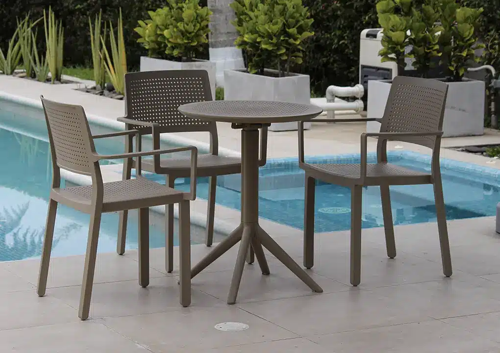 Mesa de comedor SOLE taupe con silla PREGO, mesa redonda plegable de resina para piscina

Mesa comedor SOLE estilo contemporáneo