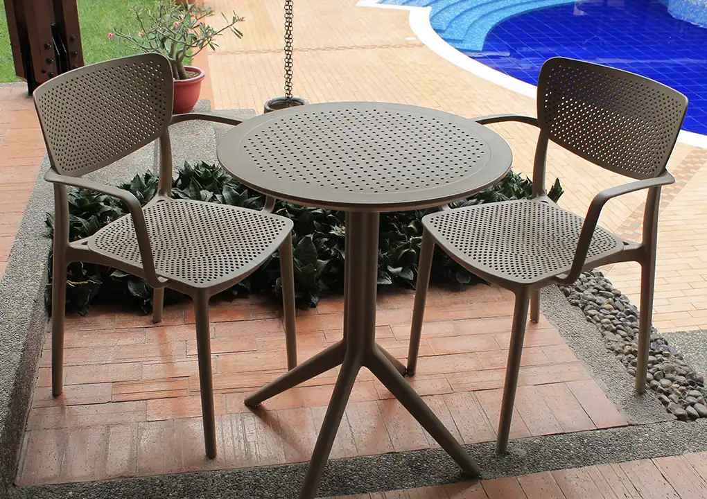 Mesa de comedor SOLE taupe con silla COMFORT con brazos, mesa redonda plegable de resina para piscina

Detalle de patas y estructura de mesa de comedor SOLE