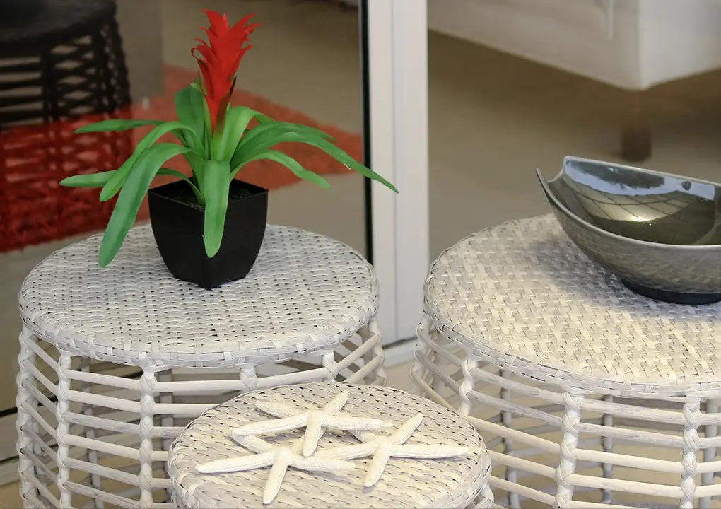 Detalle de mesas auxiliares PATTAYA apiladas, set de 3 mesas de aluminio con fibra termoplástica
