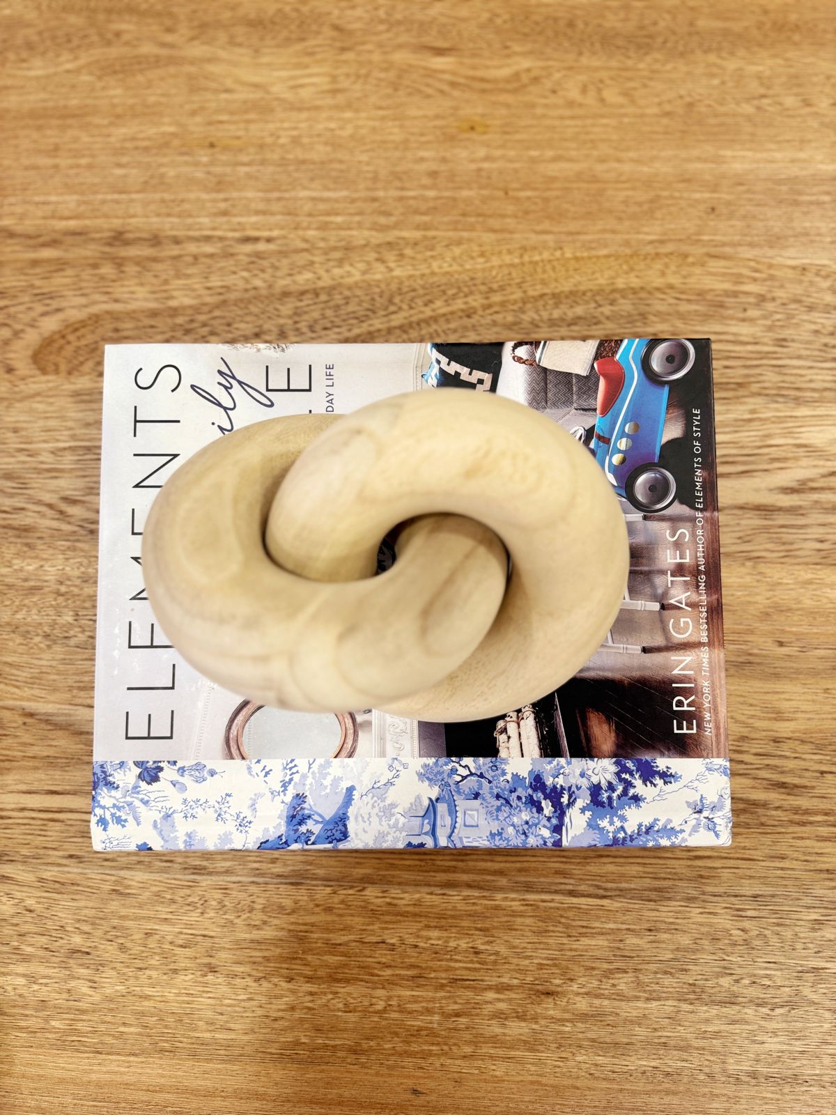 Detalle de nudo decorativo en madera natural, escultura artesanal para decoración de interiores