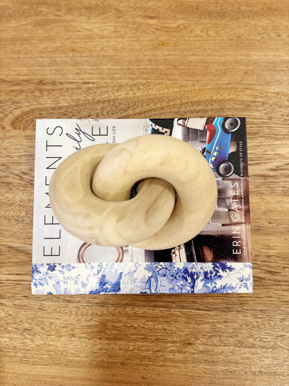 Detalle de nudo decorativo en madera natural, escultura artesanal para decoración de interiores