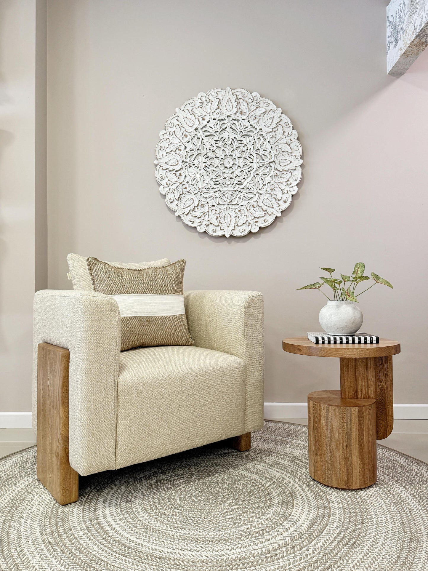 Poltrona tapizada en chenille español con protección anti fluidos y patas de madera maciza, mobiliario para sala