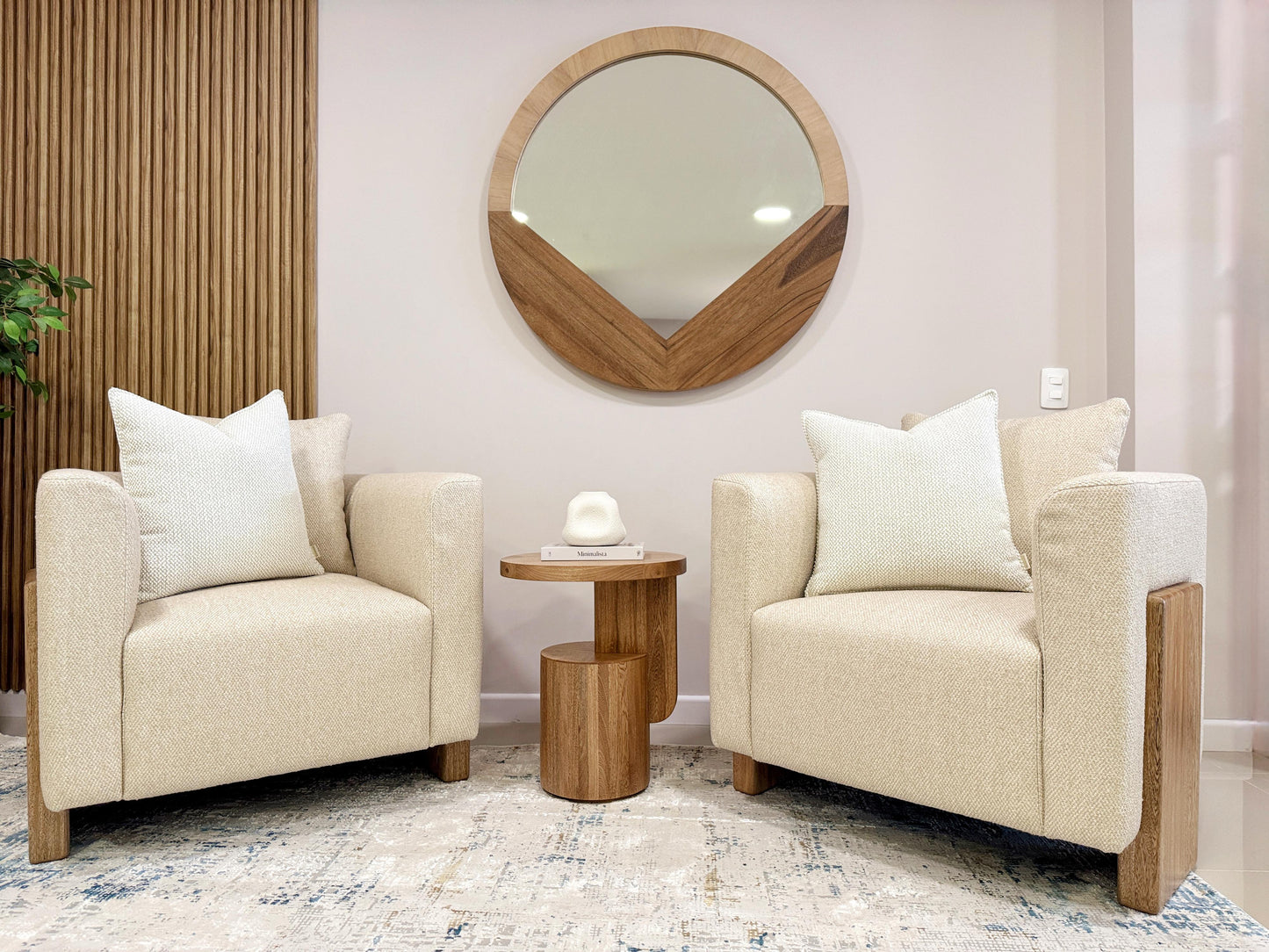 Sillón individual tapizado en chenille español, diseño confortable con base de madera maciza