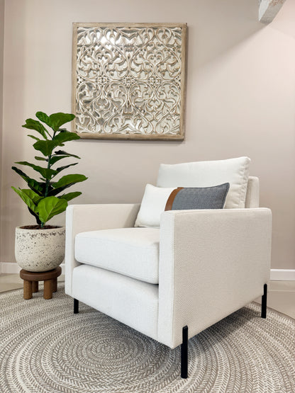 Poltrona TOKIO tapizada en tela aquaclean con patas metálicas negras, 74 x 85 x 86cm