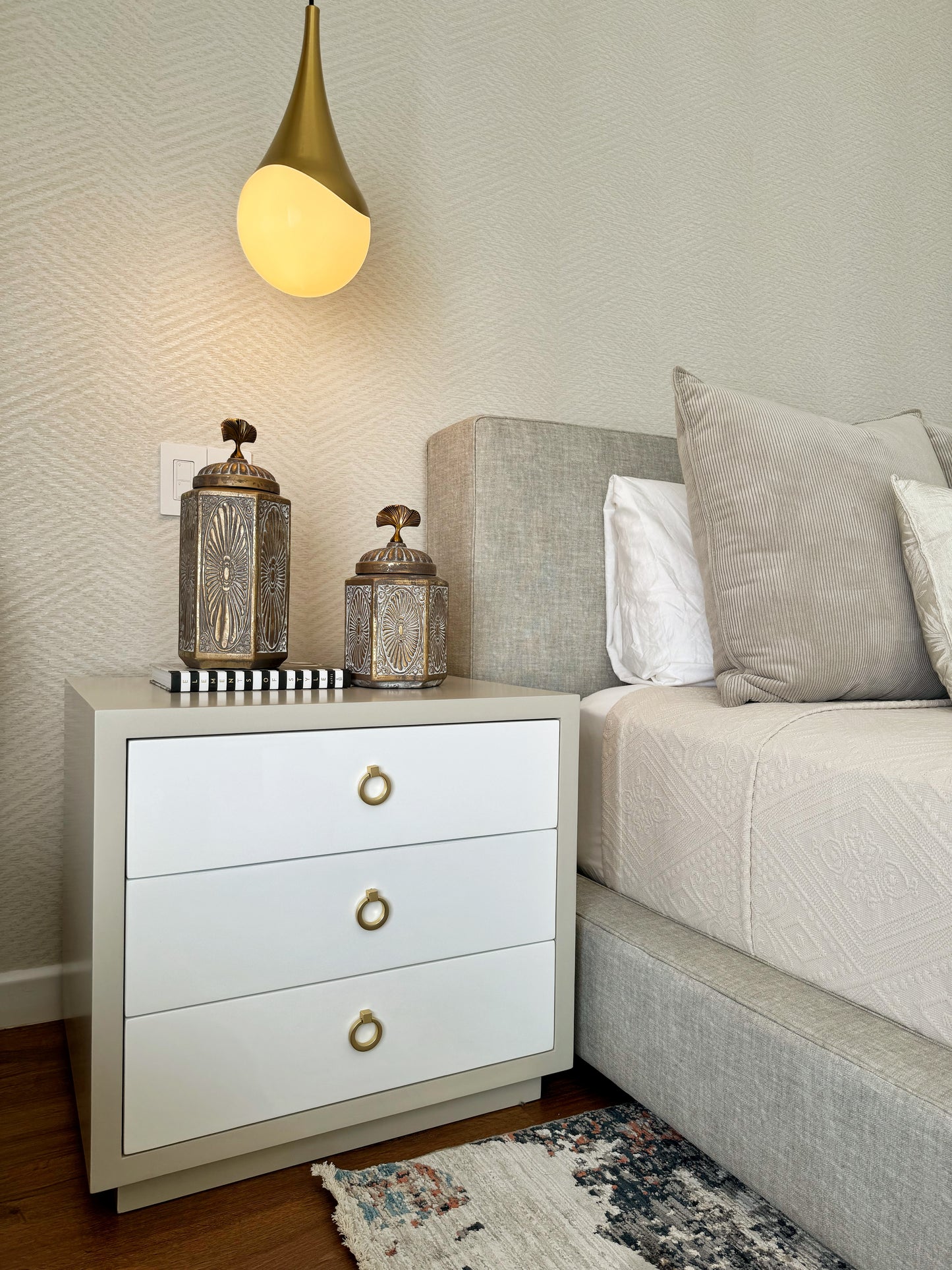 Detalle de ánforas decorativas en cerámica con tapa cromada, jarrones elegantes para mesa de centro