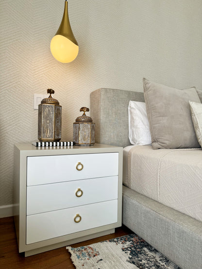 Detalle de ánforas decorativas en cerámica con tapa cromada, jarrones elegantes para mesa de centro