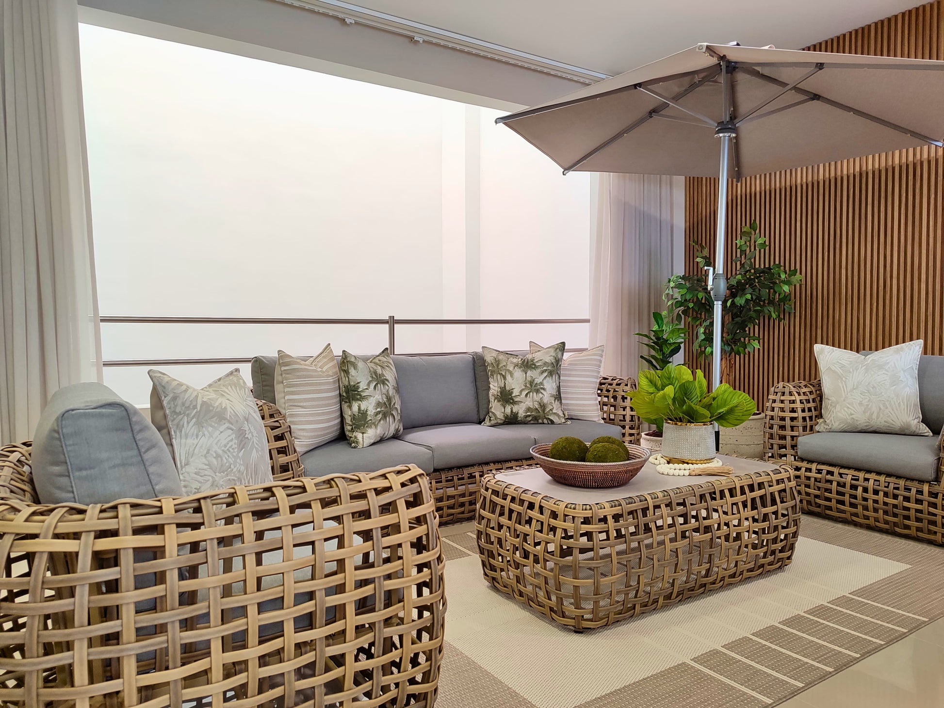 Set de sala GRADO en fibra termoplástica taupe con cojines grises para exterior bajo techo