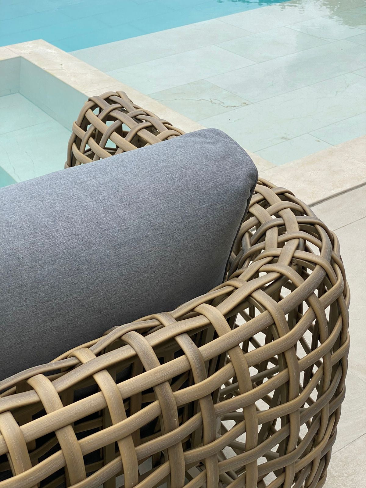 Detalle del tejido en fibra termoplástica del mobiliario exterior GRADO