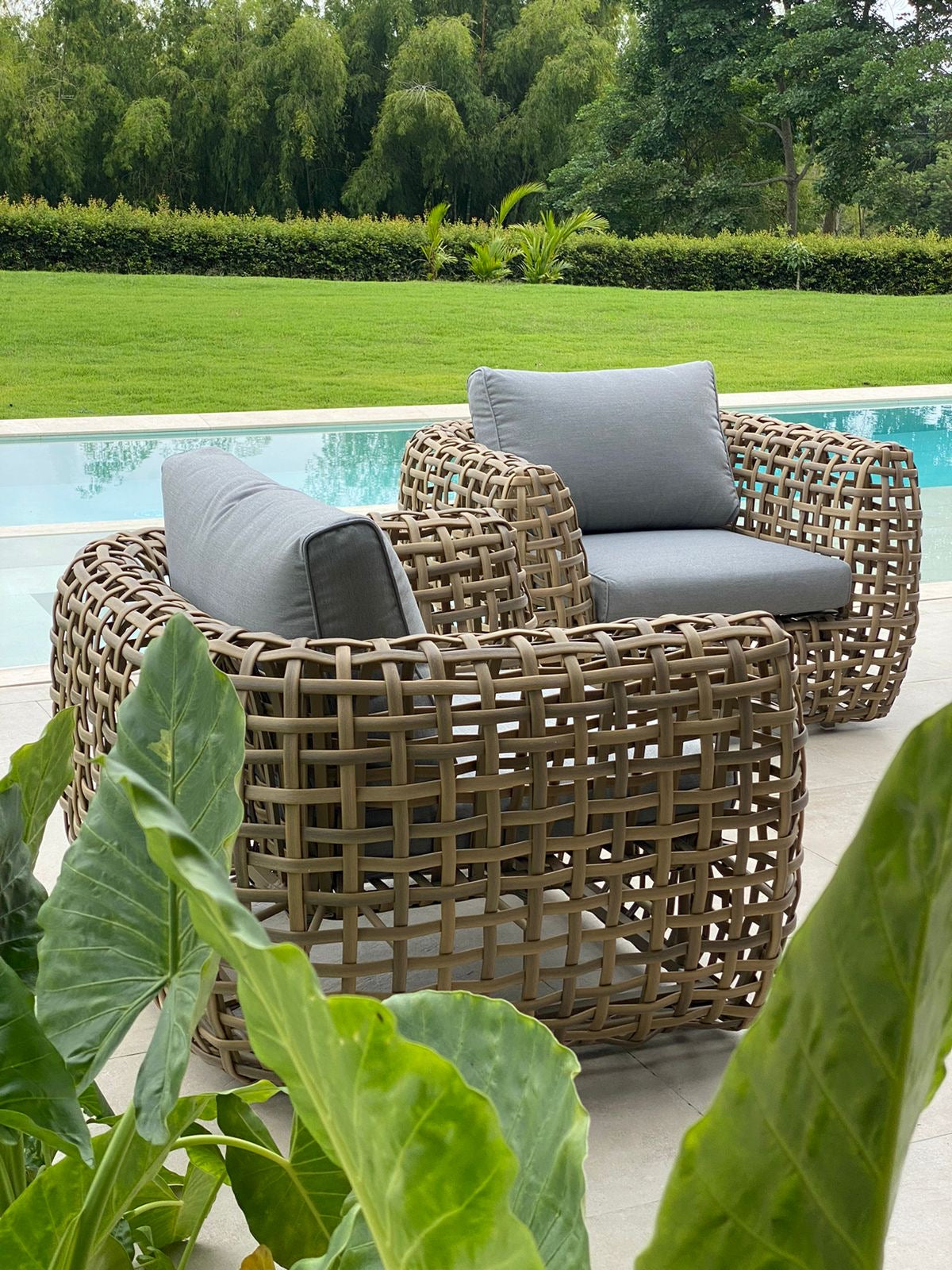 Set de sala GRADO en fibra termoplástica taupe con cojines grises para exterior bajo techo