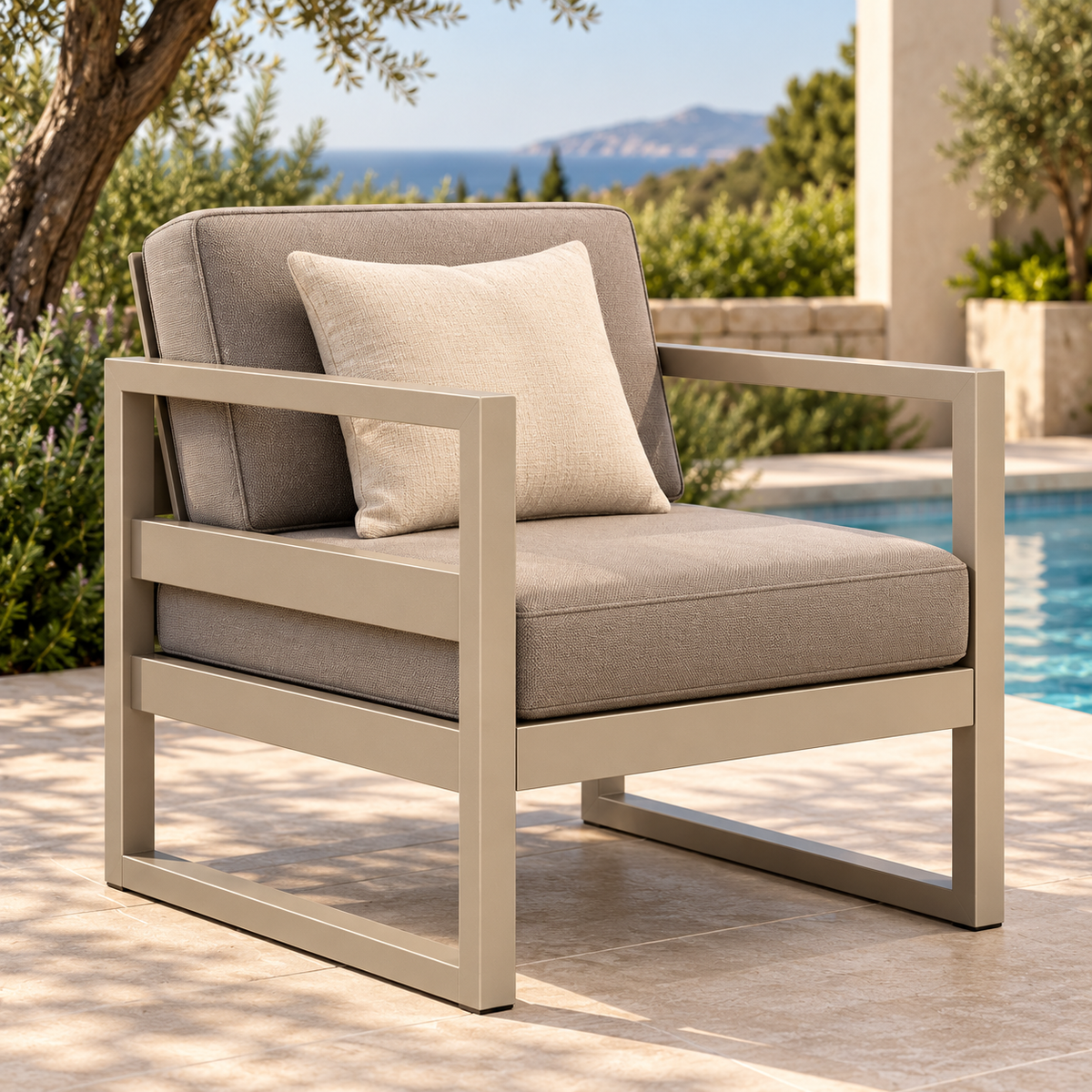 Detalle de sillón de la Sala ADRIA con cojinería taupe para exterior