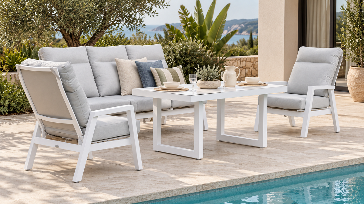 Sala ALURA blanca con asientos reclinables para terraza y zona de piscina
