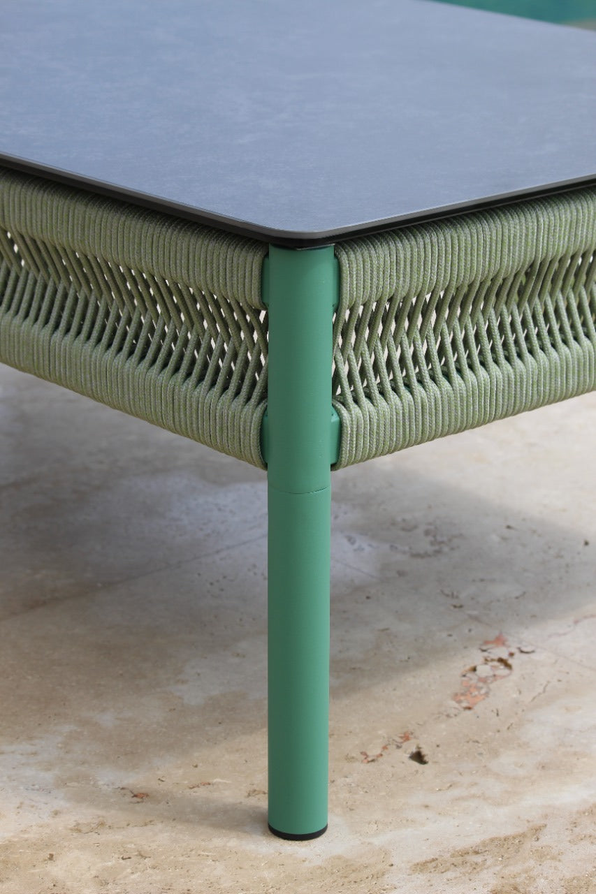 Vista de sala AMAZONAS verde, conjunto de sofás de aluminio con cuerdas de poliéster y cojines blancos
