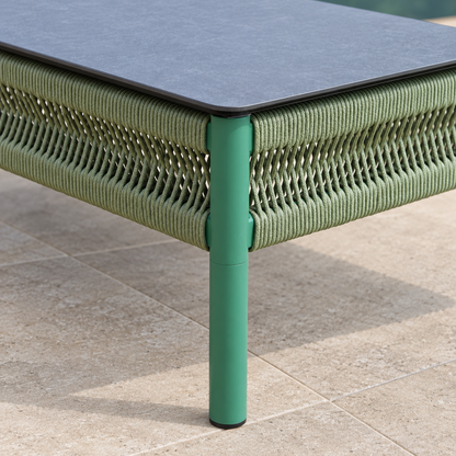 Detalle de mesa de centro de la Sala AMAZONAS con estructura verde y superficie en resina