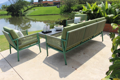 Detalle de sala AMAZONAS verde, sofás de aluminio con cuerdas de poliéster y cojines decorativos blancos
