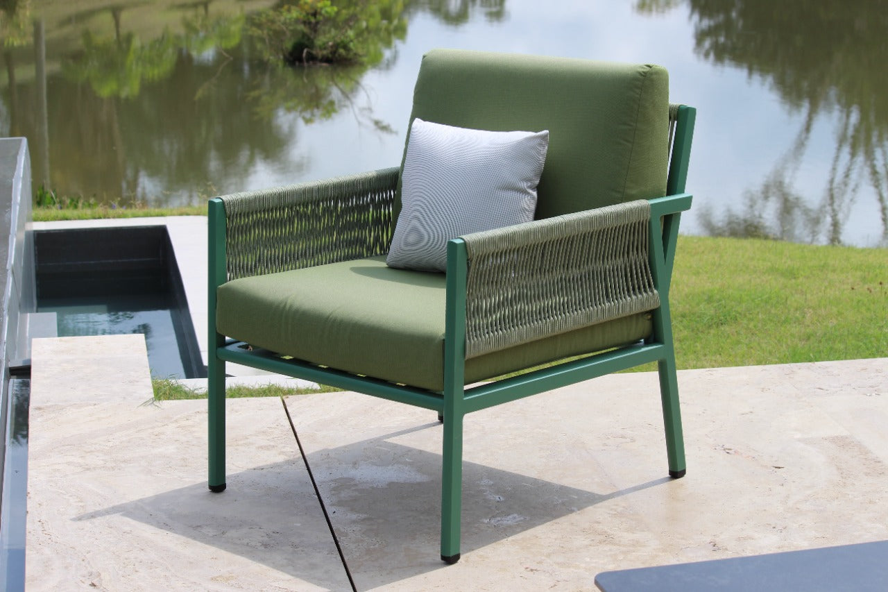 Vista de sala AMAZONAS verde, conjunto de sofás de aluminio con mesa de resina compacta
