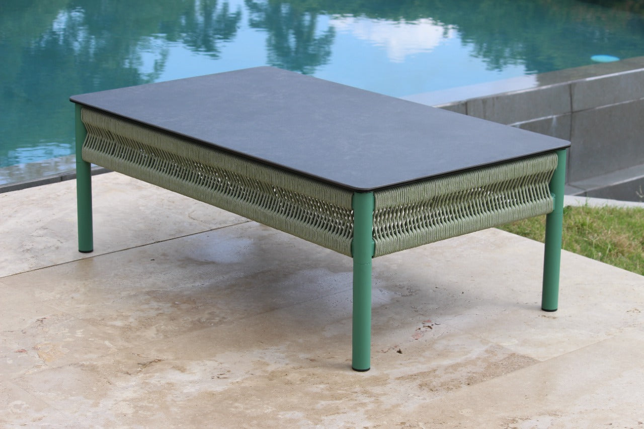 Detalle de sala AMAZONAS verde, sofás de aluminio con cuerdas de poliéster y mesa de centro
