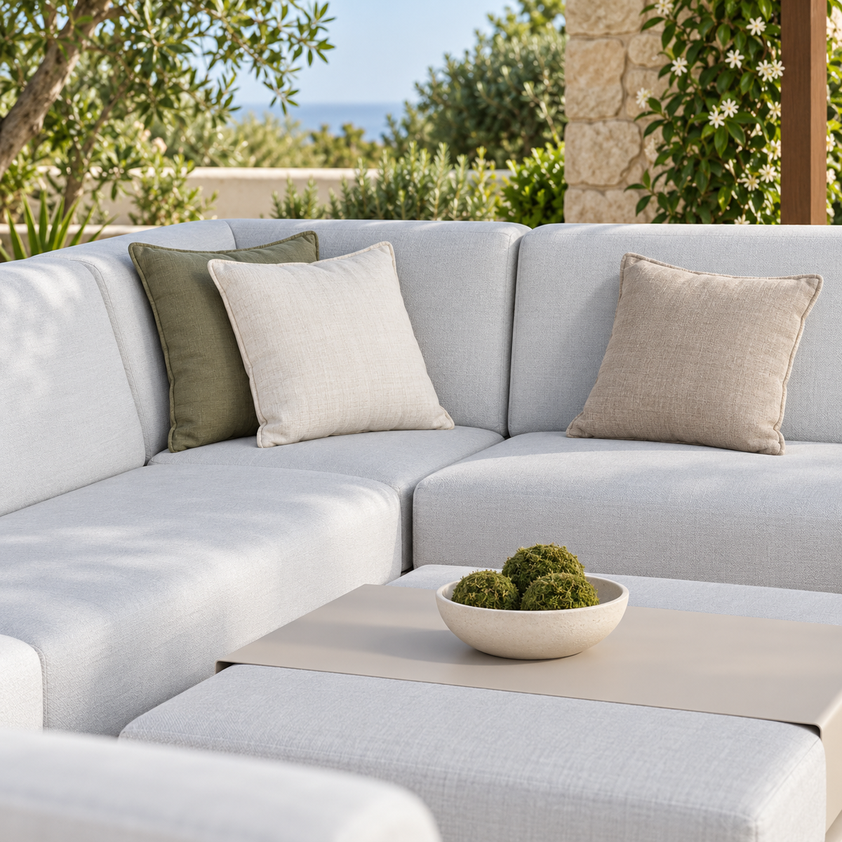 Detalle de Sala CANARIAS con sofá modular y mesa de centro para exterior cubierto