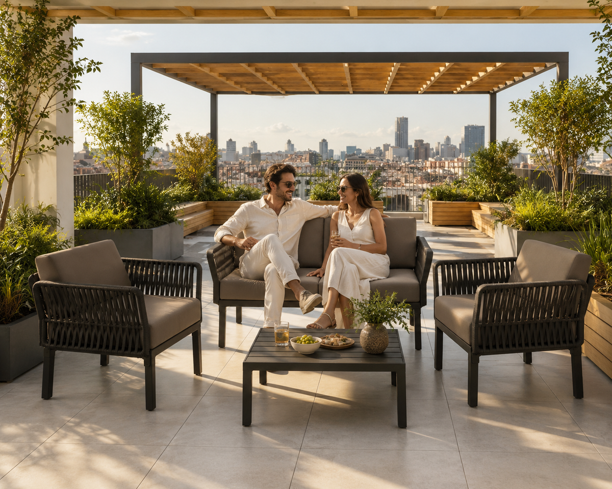Sala COSTIERA negra con cojinería taupe para jardín y terraza exterior