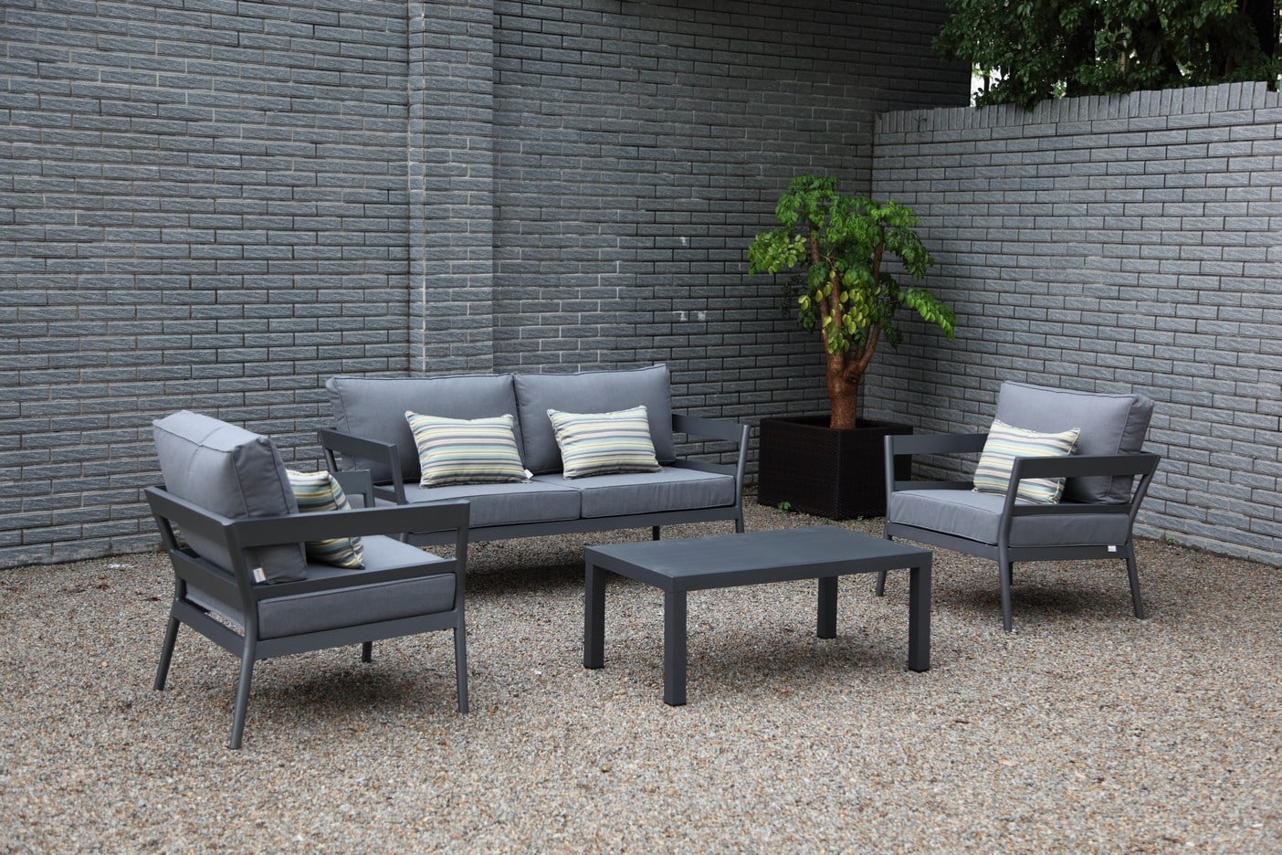 Detalle de sala CADAQUES negra, sofás de aluminio con cojines para balcón cubierto