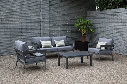 Detalle de sala CADAQUES negra, sofás de aluminio con cojines para balcón cubierto