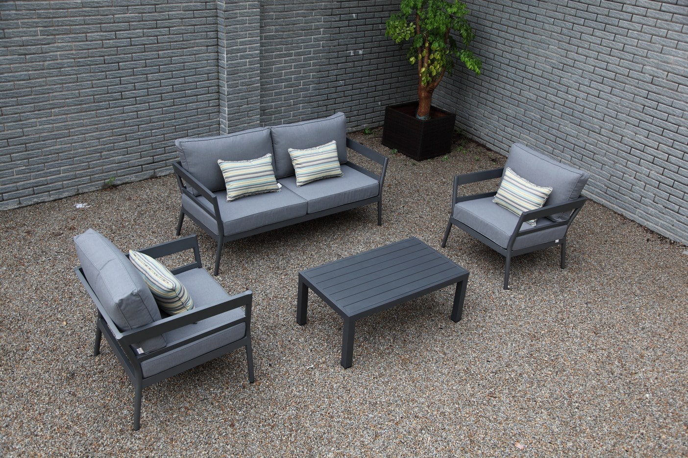 Vista de sala CADAQUES negra, conjunto de sofás de aluminio con mesa de centro para terraza