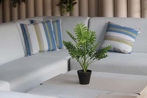 Vista de sala CANARIAS, conjunto de sofás de aluminio gris con bandejas en apoya brazos para balcón
