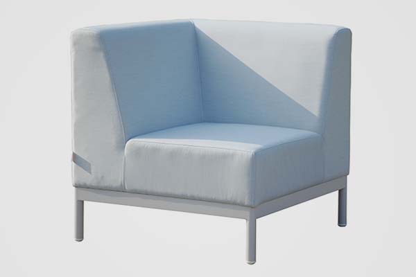 Detalle de sala CANARIAS gris claro, sofás de aluminio con bandejas integradas y cojines
