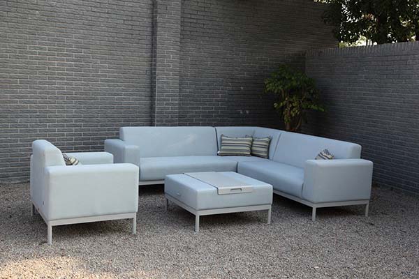 Vista de sala CANARIAS, conjunto de sofás de aluminio gris con puf y bandejas para terraza cubierta
