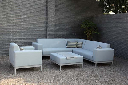 Vista de sala CANARIAS, conjunto de sofás de aluminio gris con puf y bandejas para terraza cubierta
