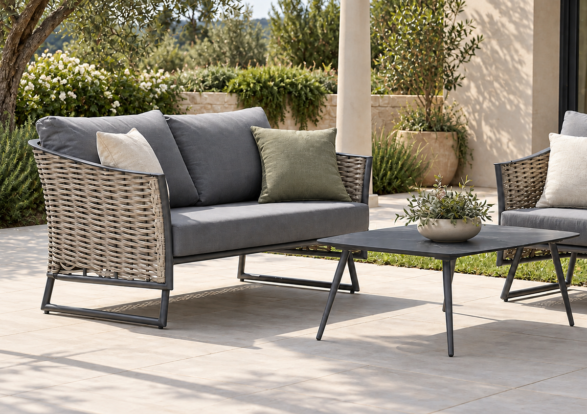 Sala GUAJIRA con sofá, sillones y mesa de centro para terraza exterior protegida