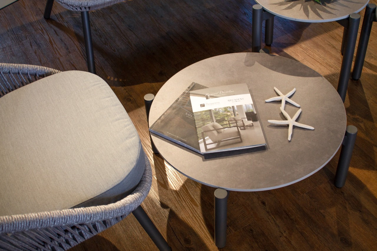 Detalle de sala GENOVA gris, sofás de aluminio con cuerdas de poliéster y cojines
