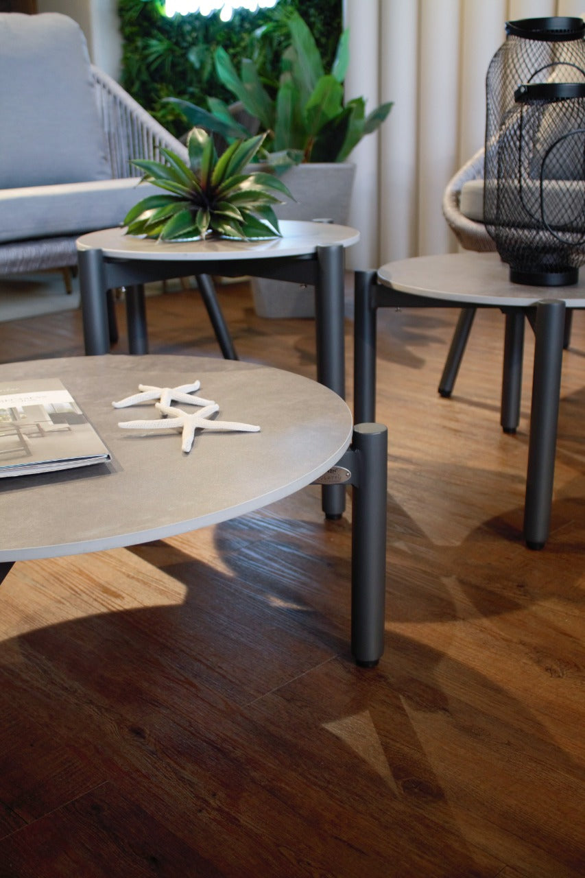 Detalle de sala GENOVA, sofás de aluminio gris oscuro con cuerdas de poliéster y mesas
