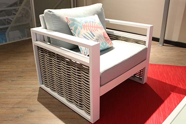 Vista lateral de sofá y sillas de la colección IBIZA