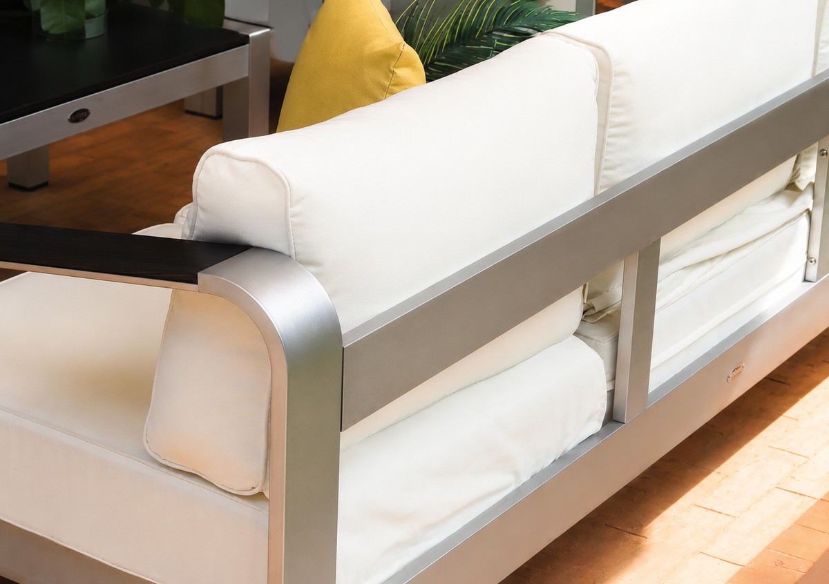 Detalle de sillón de la Sala NIZA con apoyabrazos y cojinería para exterior