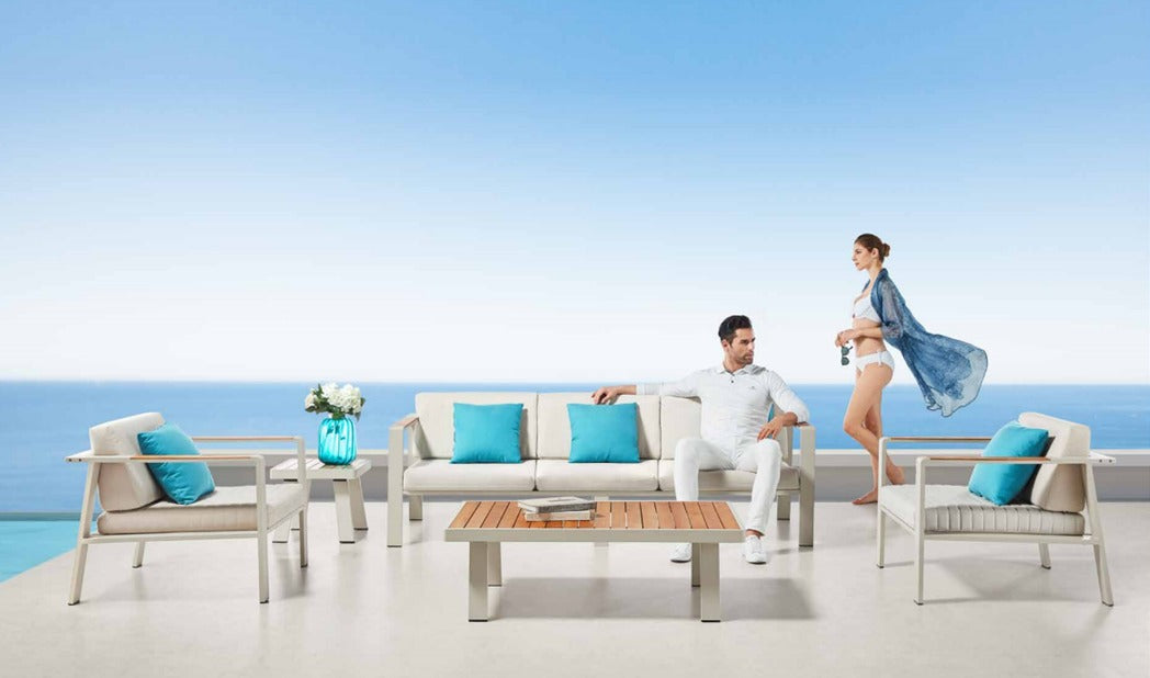 Detalle de sala POMPANO, sofás de aluminio con láminas de madera teca natural y cojines