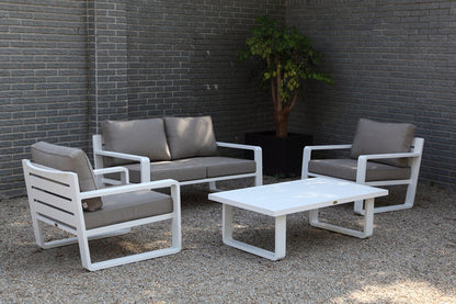 Vista de sala PORTO blanca, conjunto de sofás de aluminio blanco con cojines taupe

