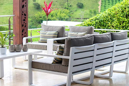 Vista de sala PORTO blanca, conjunto de sofás de aluminio con mesa de centro para balcón