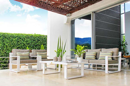 Detalle de sala PORTO blanca, sofás de aluminio blanco con cojines taupe para terraza