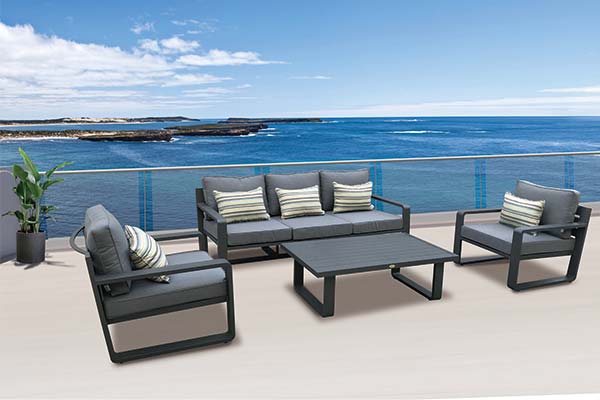 Vista de sala PORTO negra, conjunto de sofás de aluminio negro con cojines gris oscuro