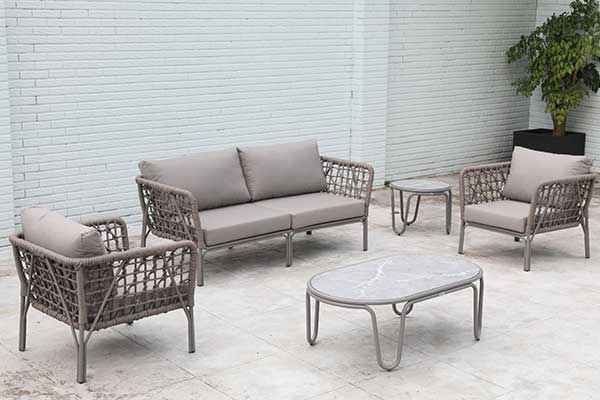 Detalle de sala POSITANO, sofás de aluminio con cuerdas de poliéster y mesas de vidrio cerámico
