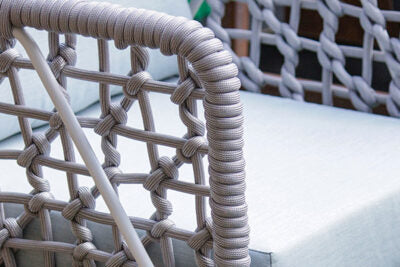 Detalle de sala POSITANO, sofás de aluminio con cuerdas de poliéster para terraza cubierta
