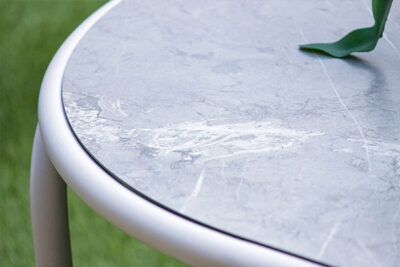 Vista de sala POSITANO, conjunto de sofás de aluminio con cuerdas de poliéster y cojines
