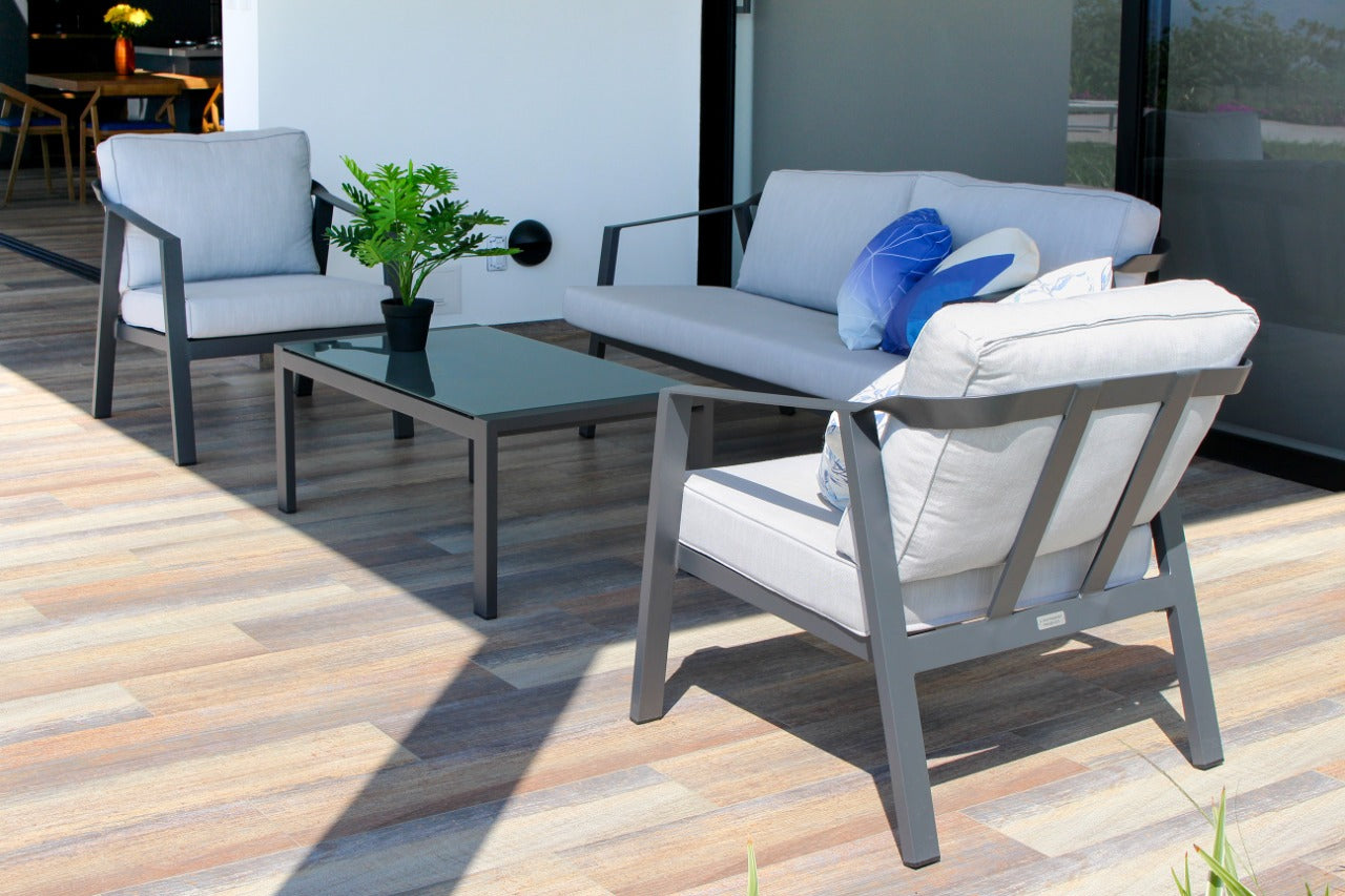 Detalle de sala TARRAGONA, sofás de aluminio con cajonería integrada y cojines
