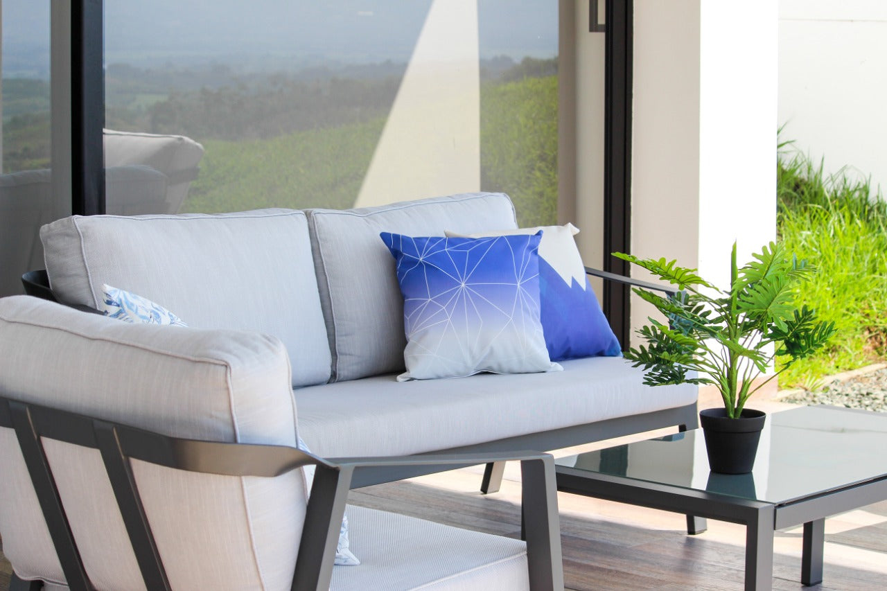 Detalle de sala TARRAGONA, sofás de aluminio con cajonería y cojines para terraza cubierta
