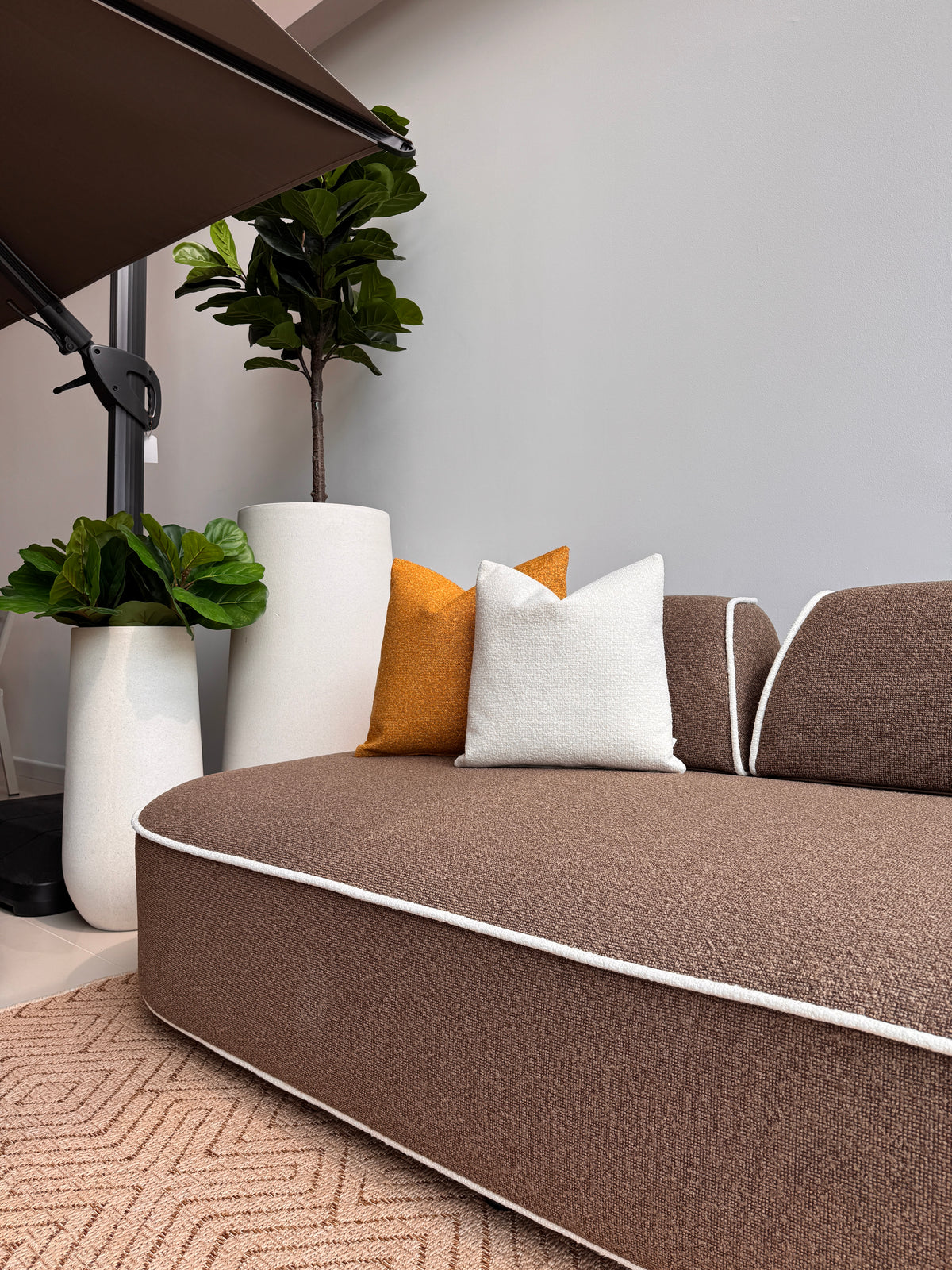 Detalle de sofá PHI PHI con respaldos modulares y cojines decorativos
